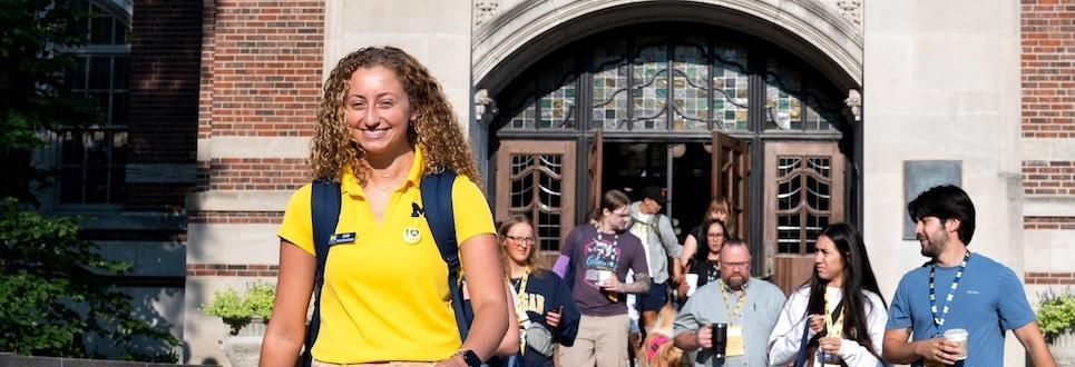 orientation leader taking students on a tour